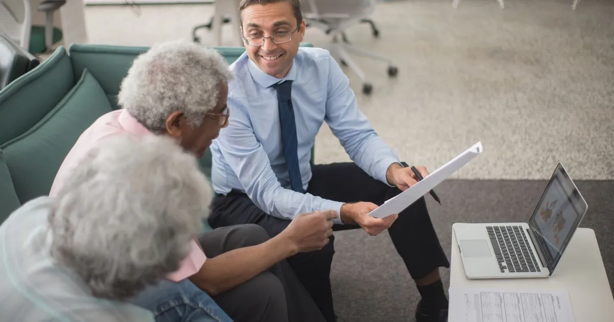 Licensed advisor giving debt help to a couple during a free consultation in Canada